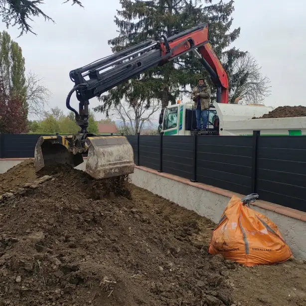 Camion et chantier de terre à Toulouse